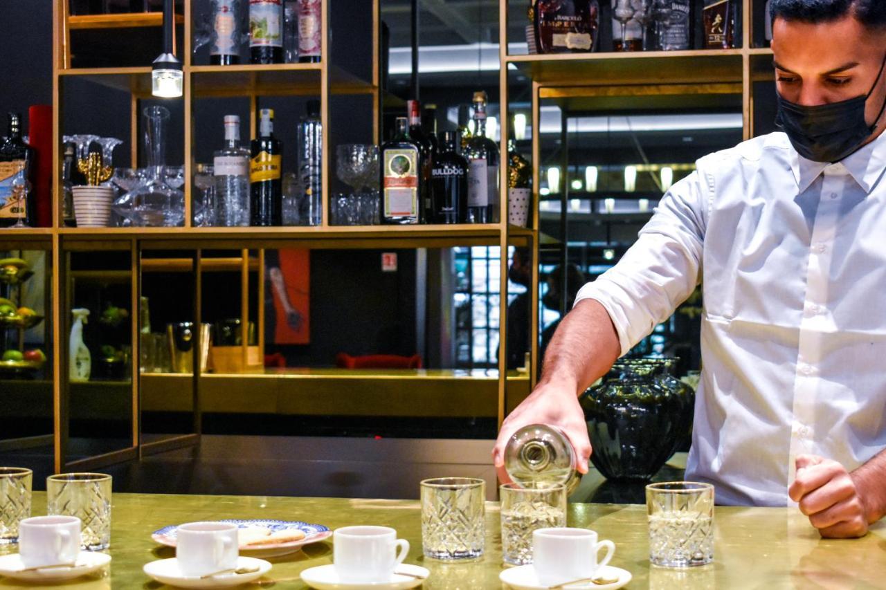 Palazzo Cornalia Hotell Milano Eksteriør bilde A bartender at work