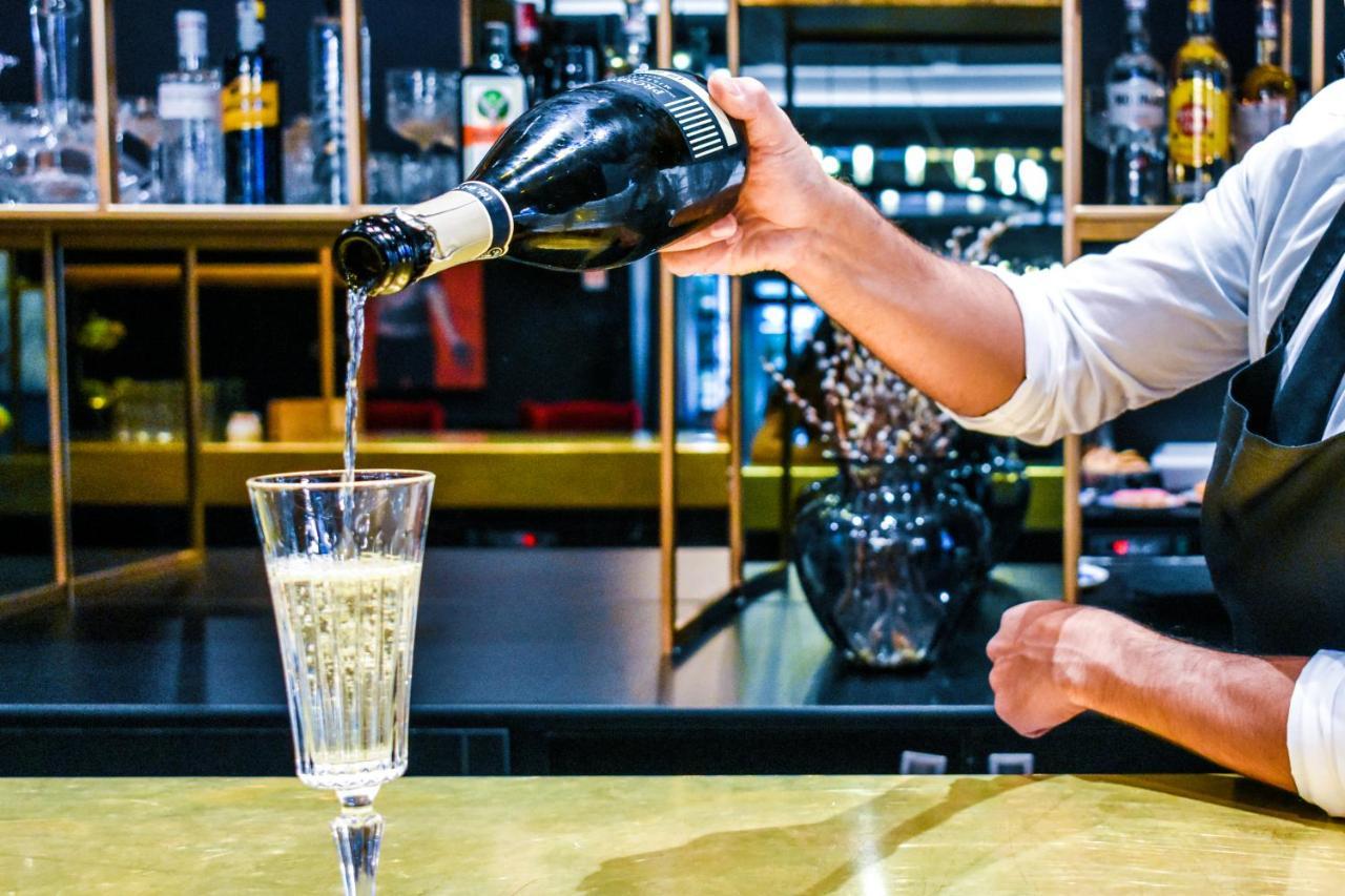 Palazzo Cornalia Hotell Milano Eksteriør bilde Champagne being poured