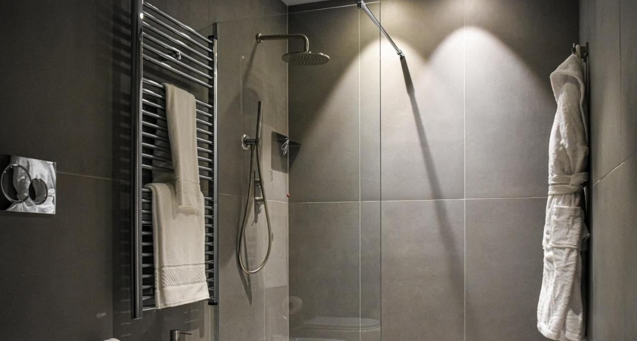 Palazzo Cornalia Hotell Milano Eksteriør bilde A shower with a fixed shower head and a handheld shower head