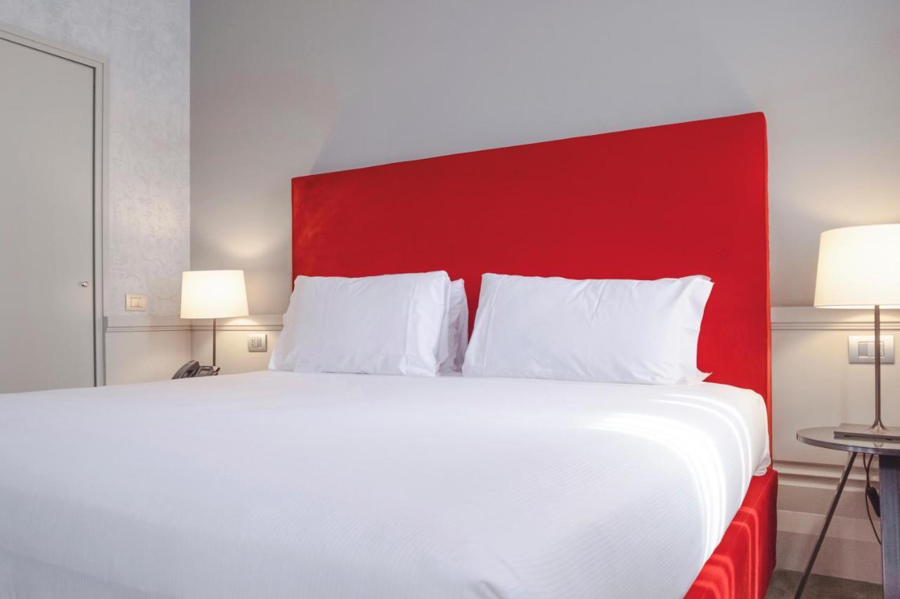 Palazzo Cornalia Hotell Milano Eksteriør bilde A bed with a red headboard