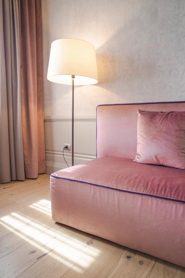 Palazzo Cornalia Hotell Milano Eksteriør bilde A sofa in a hotel room