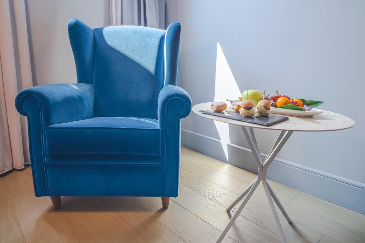 Palazzo Cornalia Hotell Milano Eksteriør bilde A blue armchair