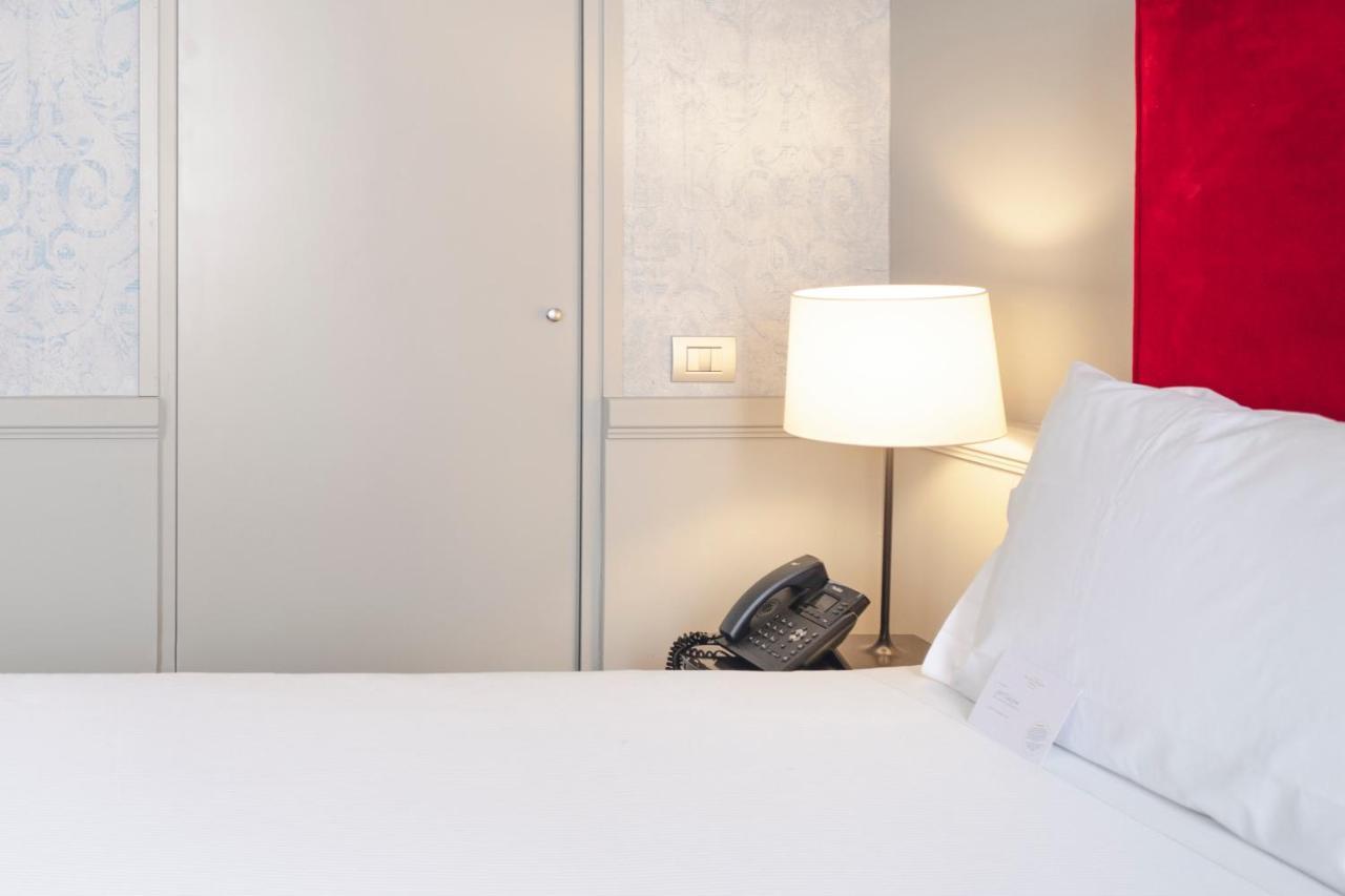 Palazzo Cornalia Hotell Milano Eksteriør bilde A telephone in a hotel room