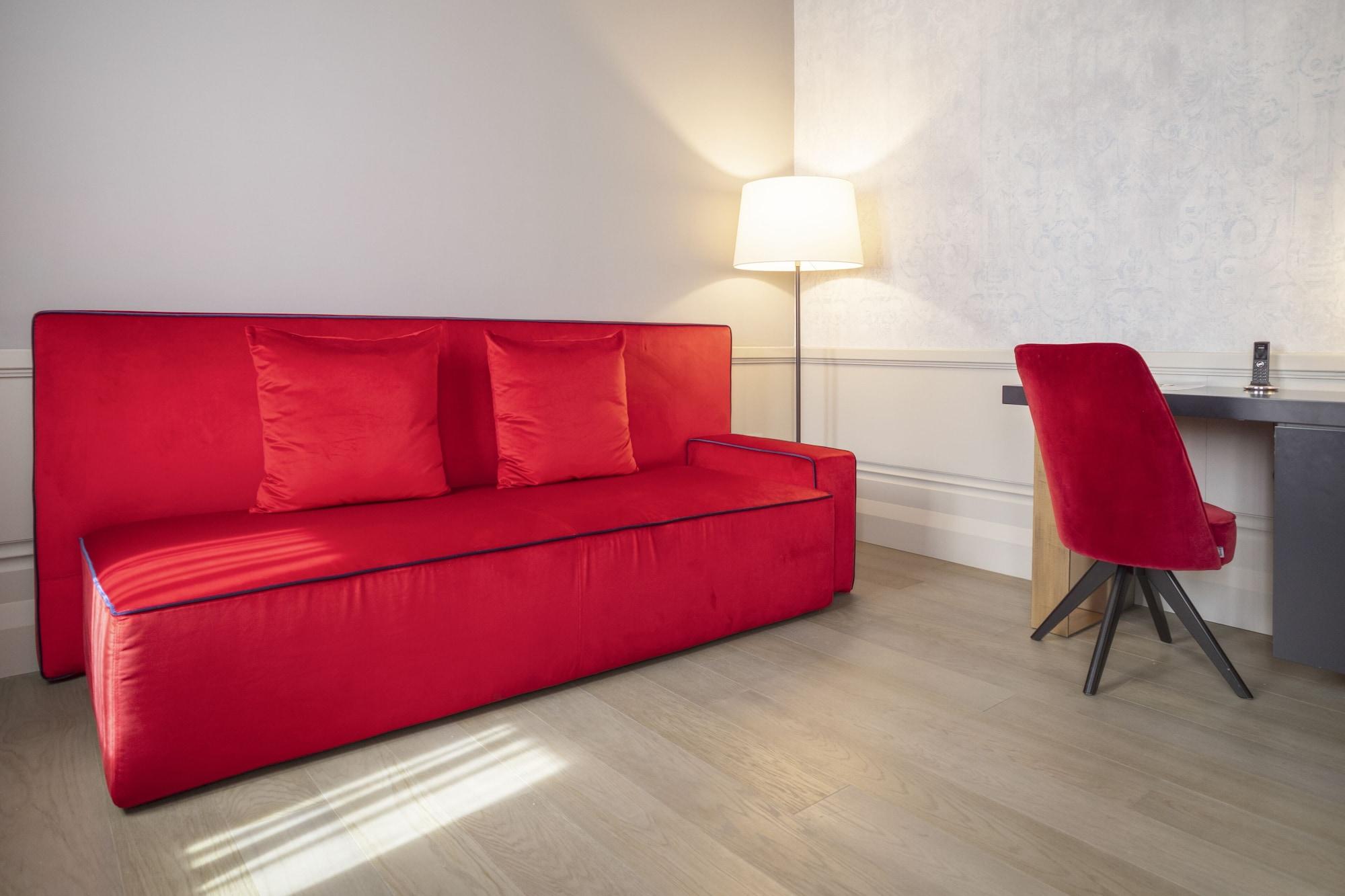 Palazzo Cornalia Hotell Milano Eksteriør bilde A red sofa