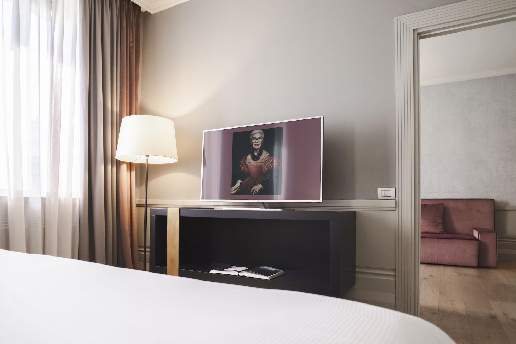 Palazzo Cornalia Hotell Milano Eksteriør bilde A television in a hotel room